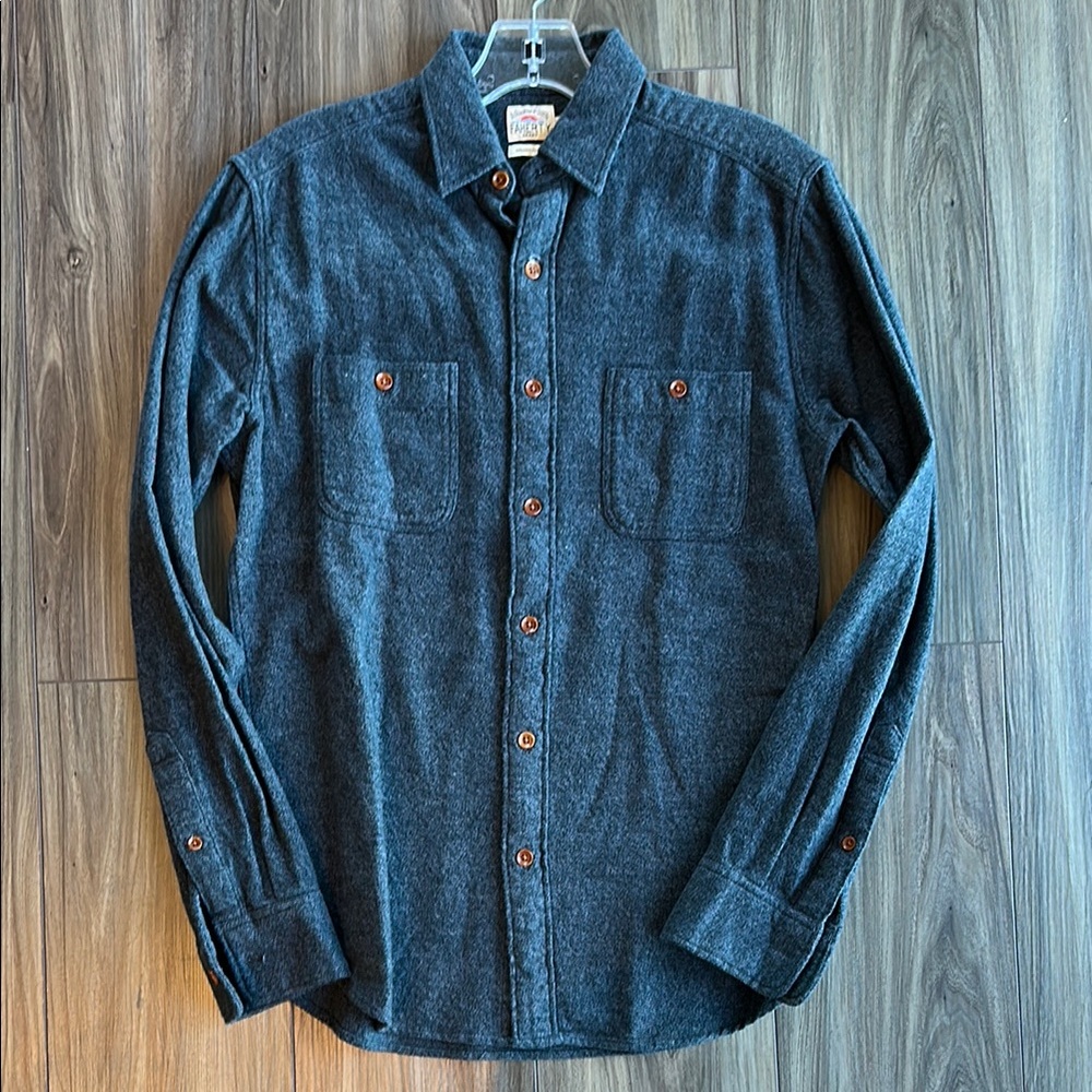 Men's Gray Button-Up Shirt